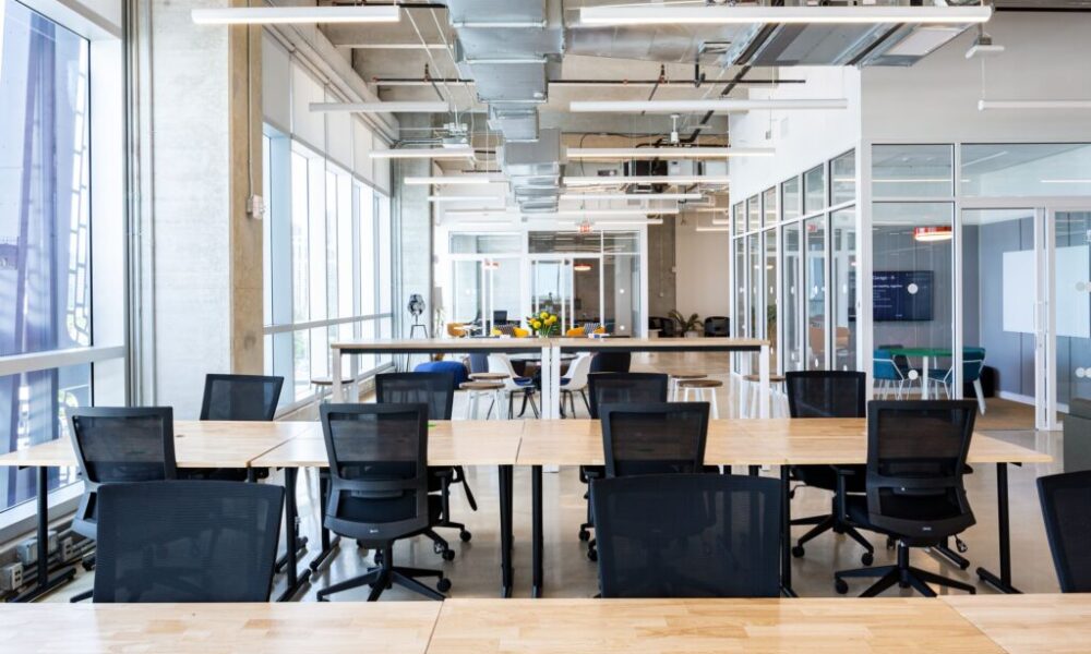 the-digital-backbone:-how-technology-is-revolutionizing-the-modern-coworking-space